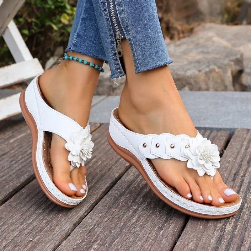Sandalias Amelie™ De Cuña Con Flor Aplicada Y Tiras Anchas