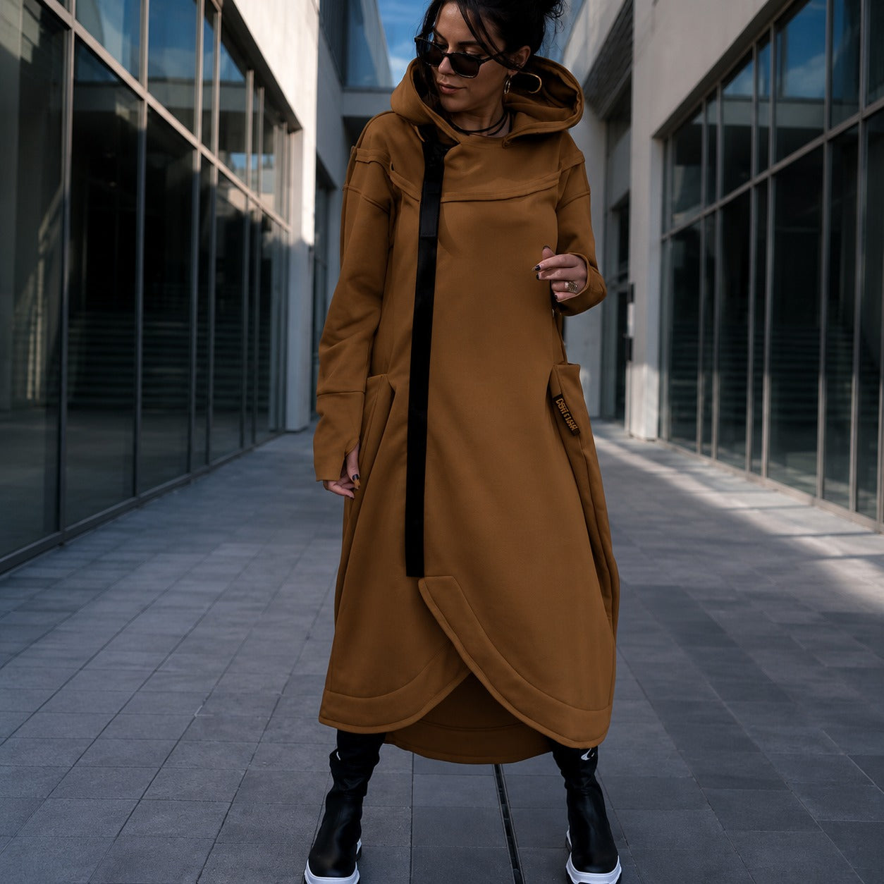 Vestido Maristel™ con Capucha, Cremallera Asimétrica y Abertura para el Pulgar