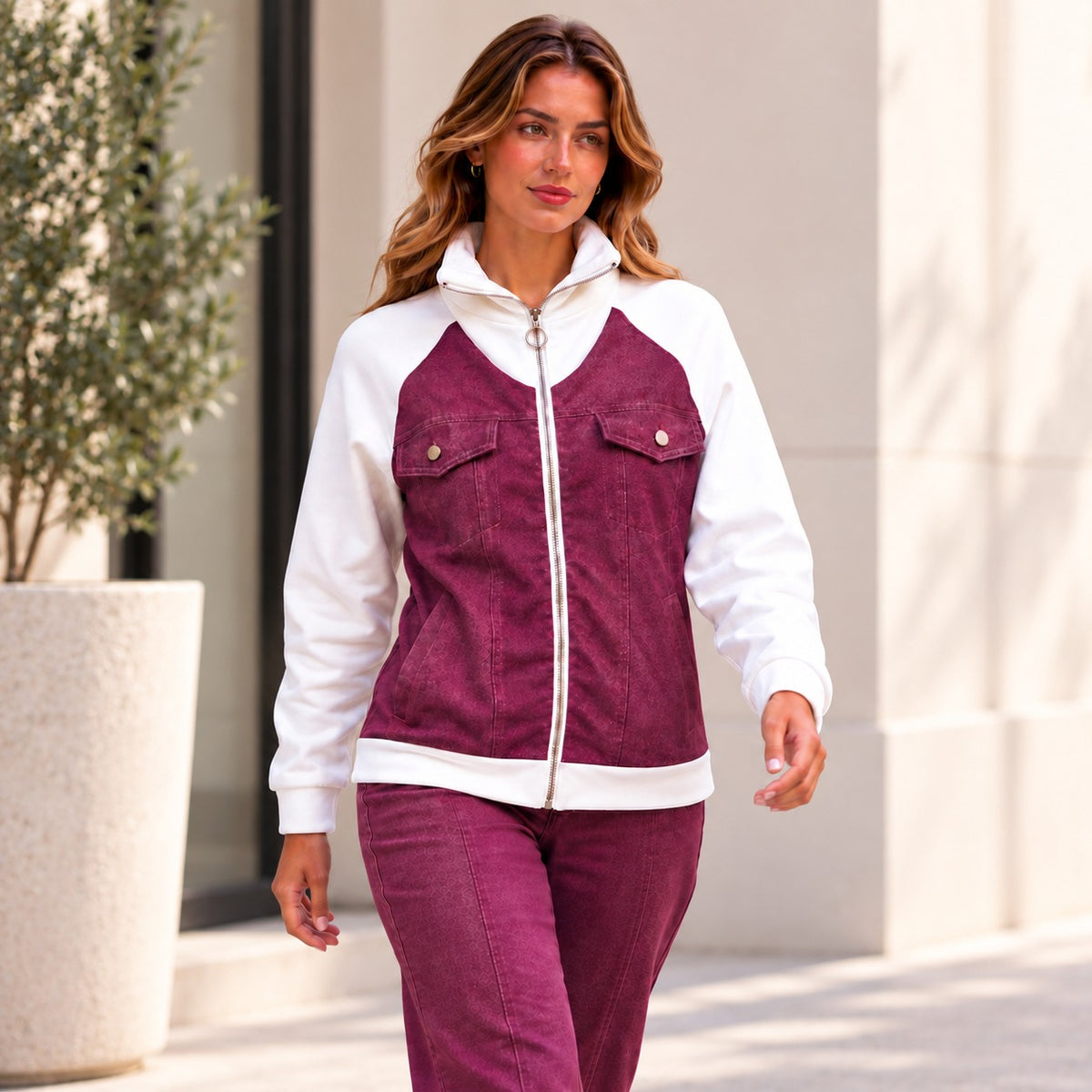 Chamarra Verona™ con Diseño Bicolor y Cuello Alto Estructurado