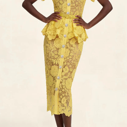 Vestido Marivelle™ con Encaje Floral, Peplum y Botones Ornamentales