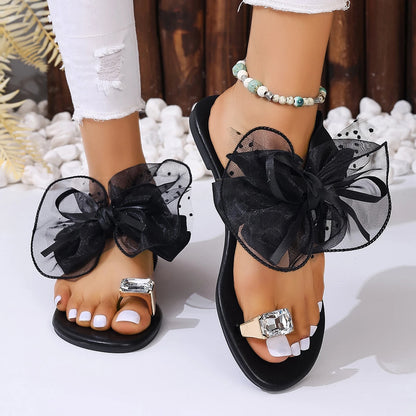Sandalias Planas Bellora™ con Lazo Delicado y Piedra Facetada.
