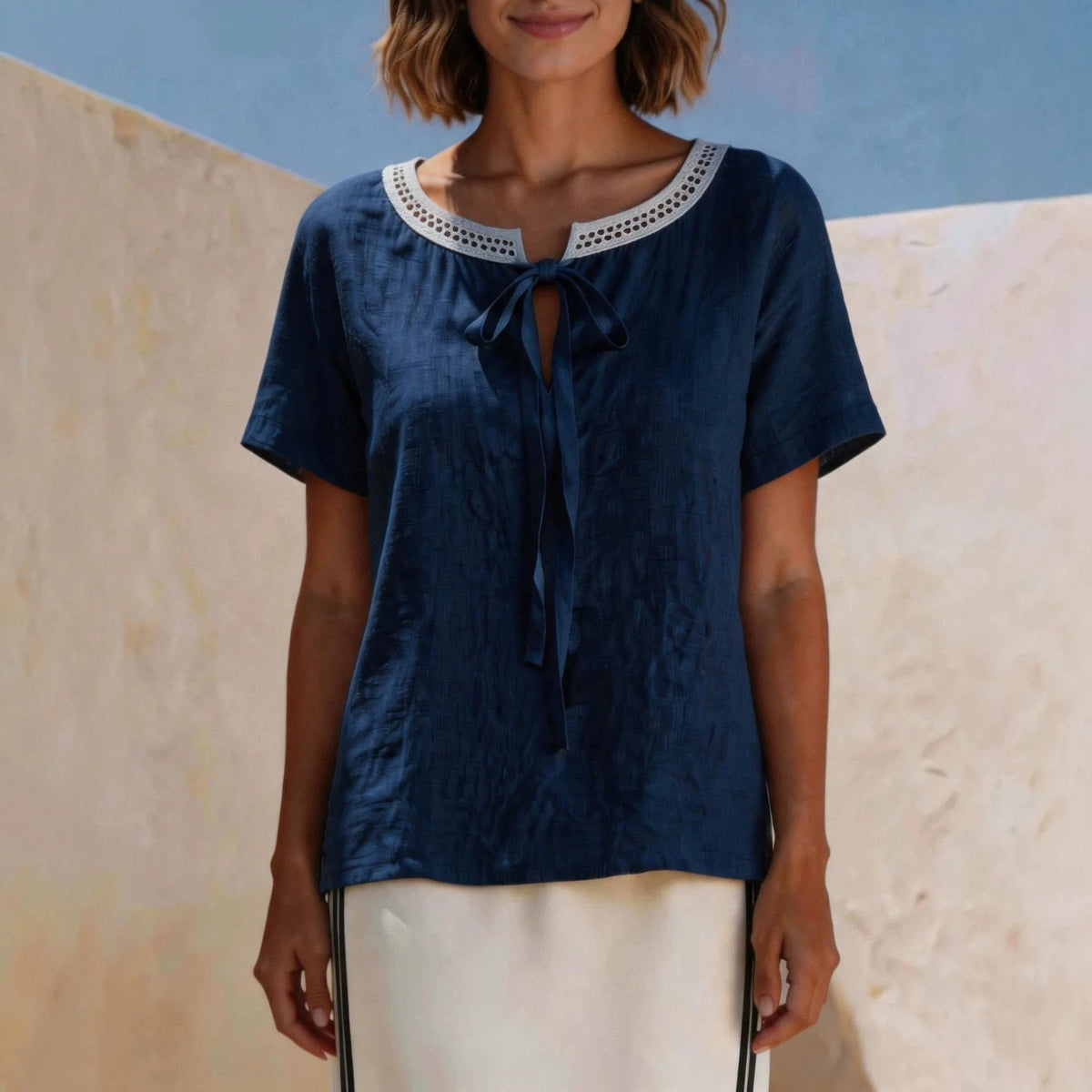 Blusa Valisse™ con Lazo Delicado y Encaje Calado Artesanal en el Escote