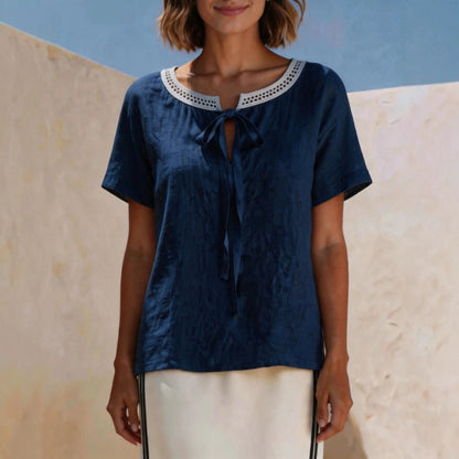 Blusa Valisse™ con Lazo Delicado y Encaje Calado Artesanal en el Escote