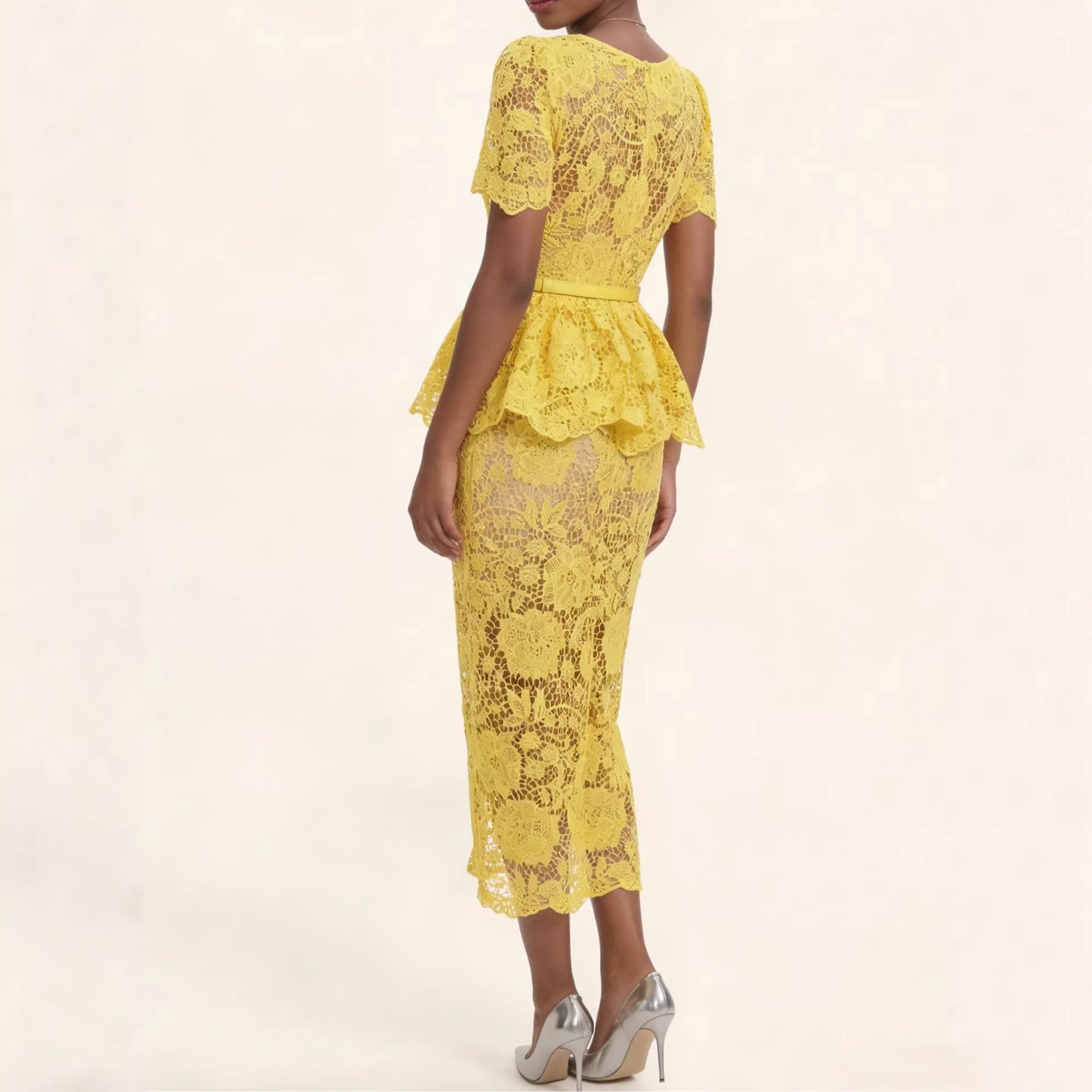 Vestido Marivelle™ con Encaje Floral, Peplum y Botones Ornamentales