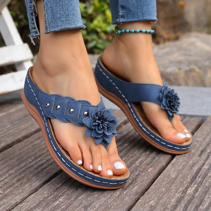Sandalias Amelie™ De Cuña Con Flor Aplicada Y Tiras Anchas