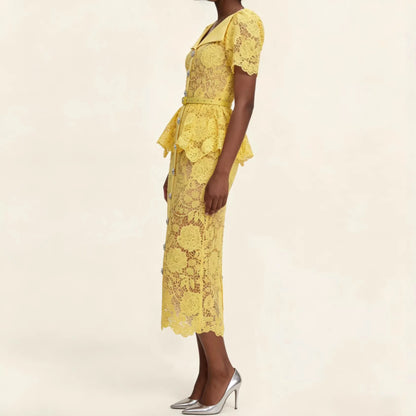 Vestido Marivelle™ con Encaje Floral, Peplum y Botones Ornamentales