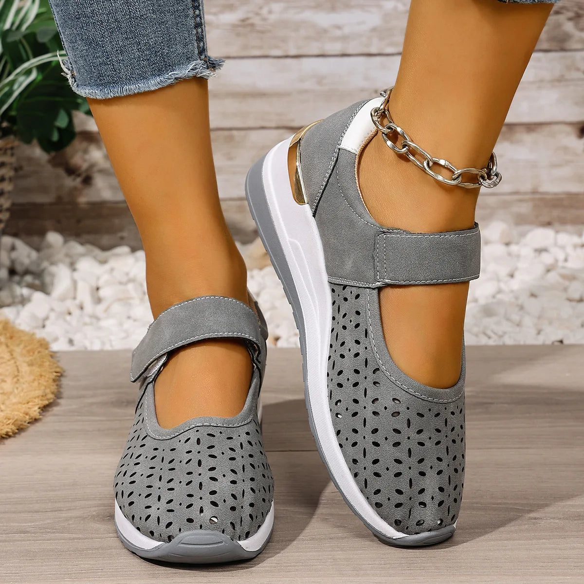 Tenis Calina™ con Empeine Perforado, Cierre Ajustable de Velcro y Suela Elevada