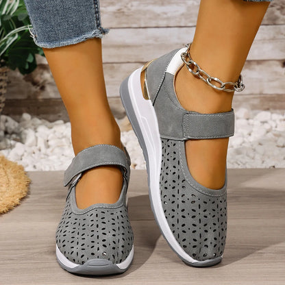 Tenis Calina™ con Empeine Perforado, Cierre Ajustable de Velcro y Suela Elevada