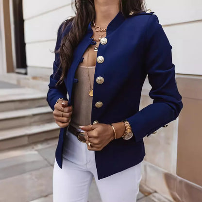 Chaqueta Maxine™ con Cuello Estructurado, Cierre Frontal con Botones y Detalles en los Hombros