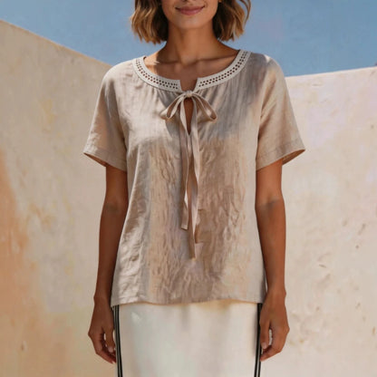 Blusa Valisse™ con Lazo Delicado y Encaje Calado Artesanal en el Escote