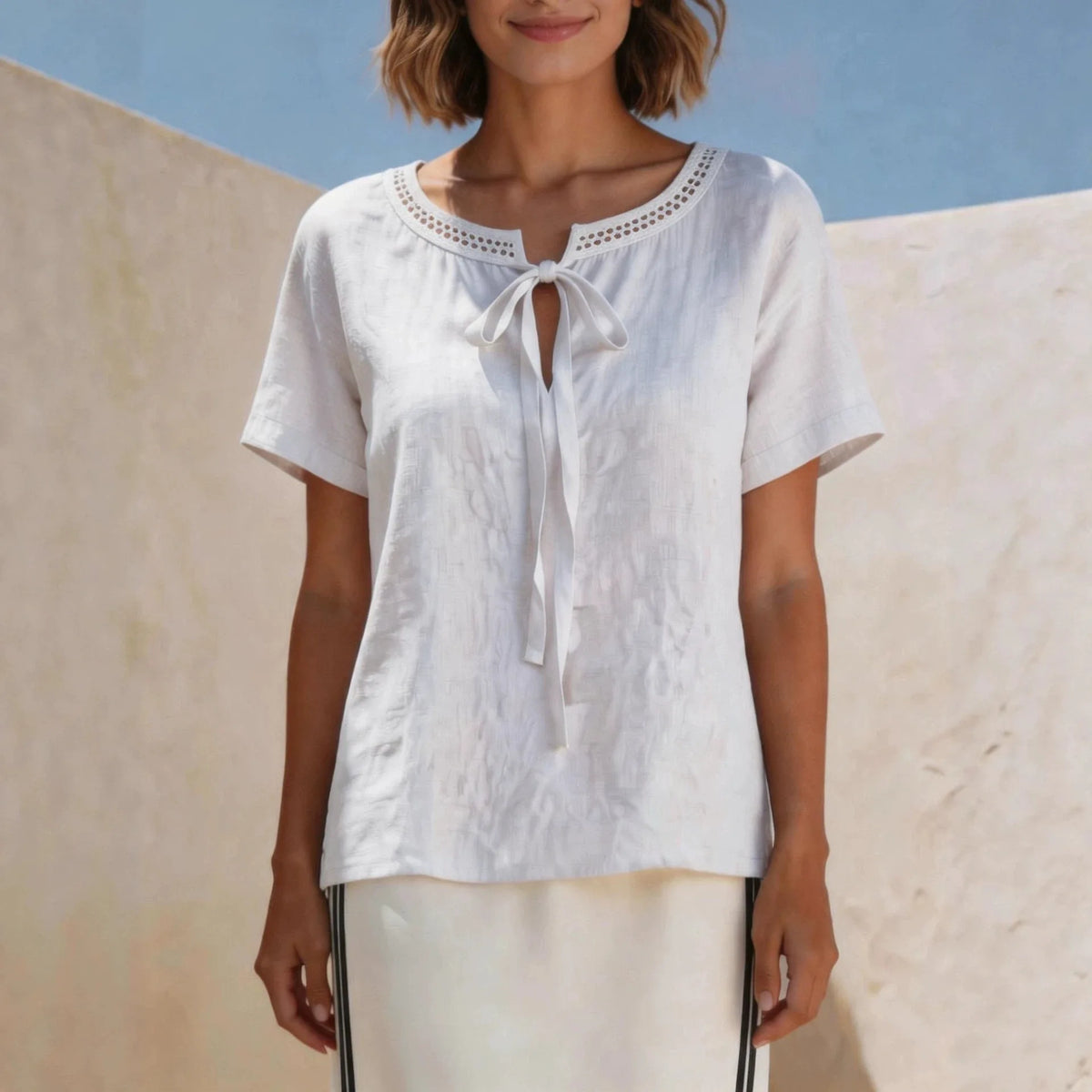 Blusa Valisse™ con Lazo Delicado y Encaje Calado Artesanal en el Escote