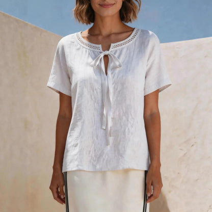 Blusa Valisse™ con Lazo Delicado y Encaje Calado Artesanal en el Escote