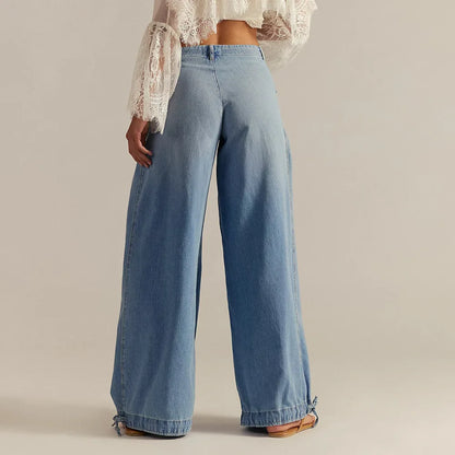 Pantalón de Mezclilla Carmelie™ con Frunces, Bolsillos Frontales con Solapa y Bajo Ajustable con Amarre