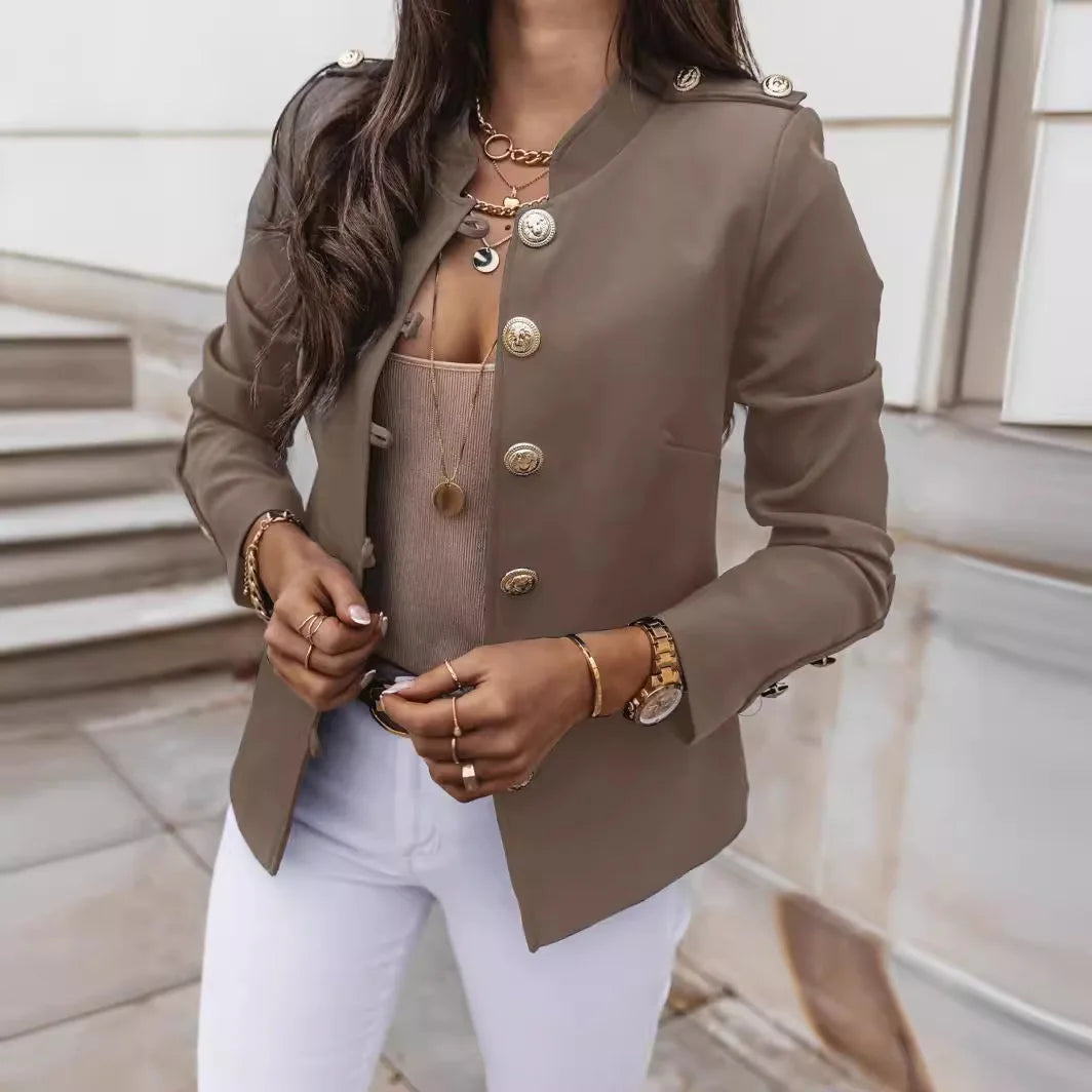 Chaqueta Maxine™ con Cuello Estructurado, Cierre Frontal con Botones y Detalles en los Hombros