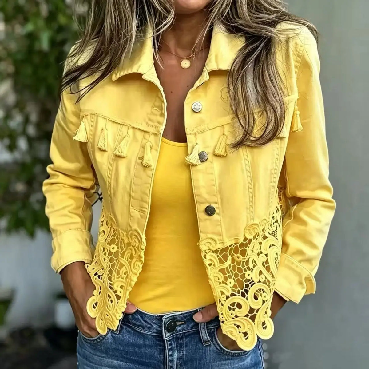 Chaqueta de Mezclilla Caprielle™ con Encaje Calado en el Bajo y Detalles de Borlas en el Busto