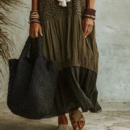 Vestido Livana™ con Escote V, Cuerpo Animal Print y Falda en Capas