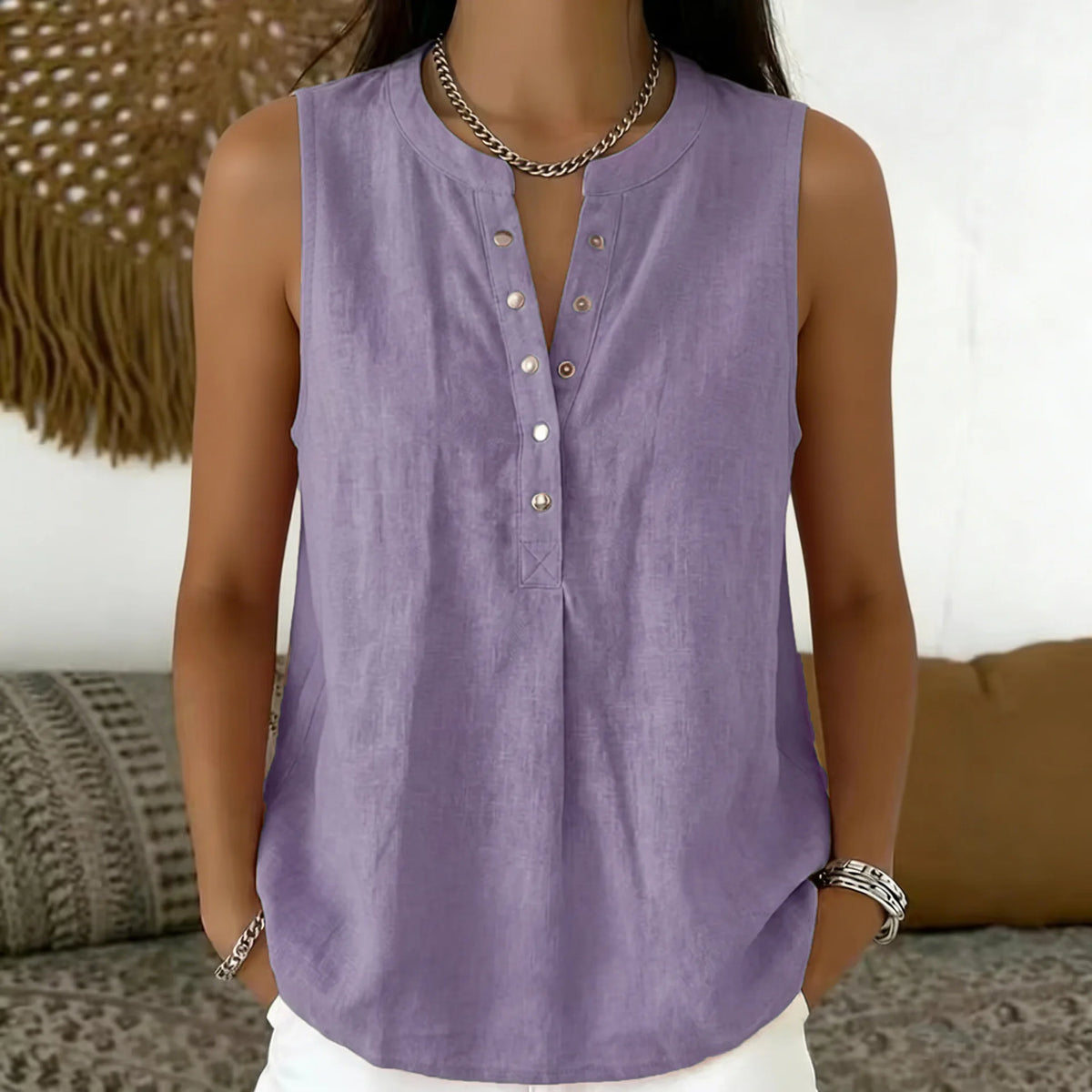 Blusa Laura™ con Botones Frontales, Cuello Redondo y Diseño Sin Mangas