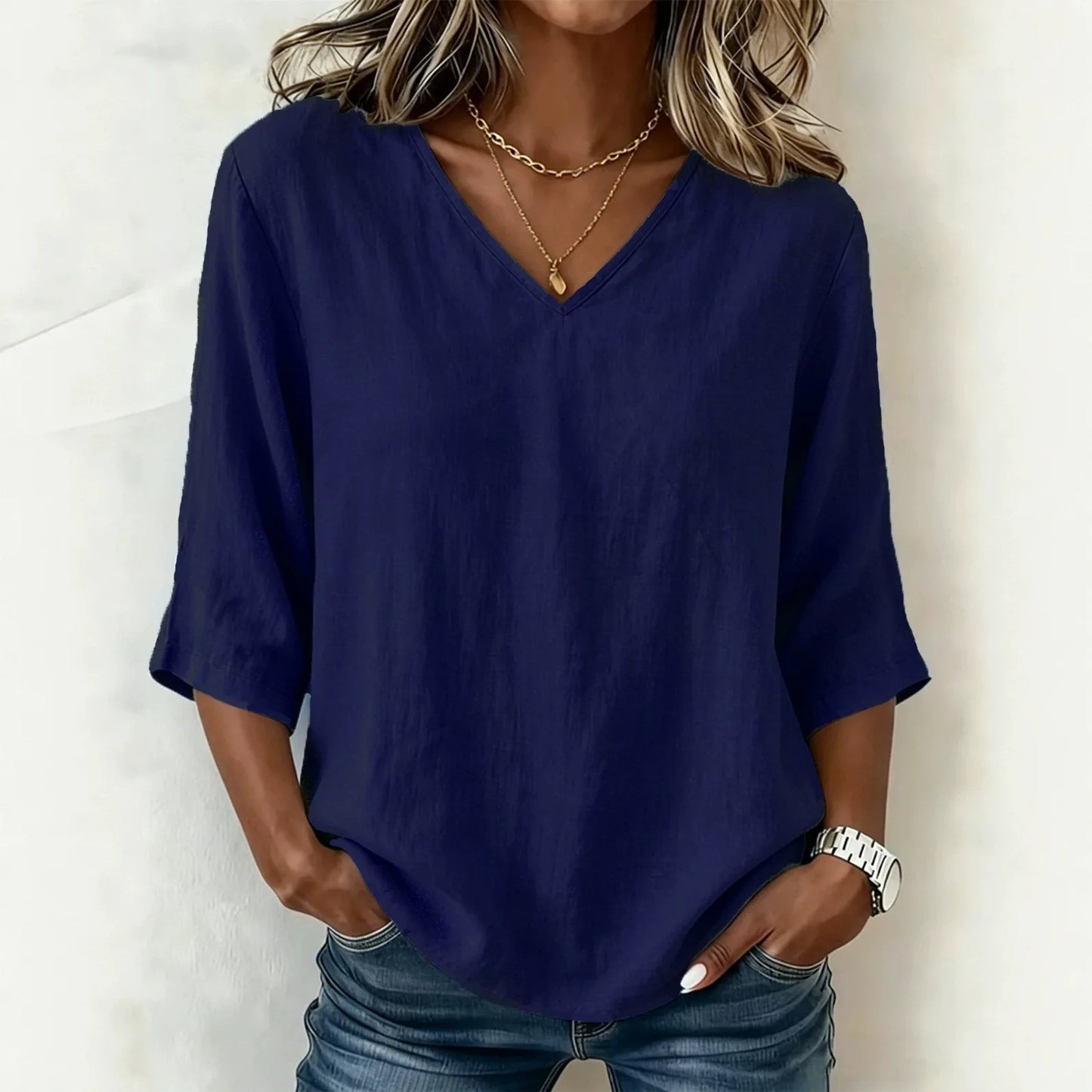 Blusa Renata™ de Lino y Algodón con Diseño Minimalista, Escote V y Manga Tres Cuartos
