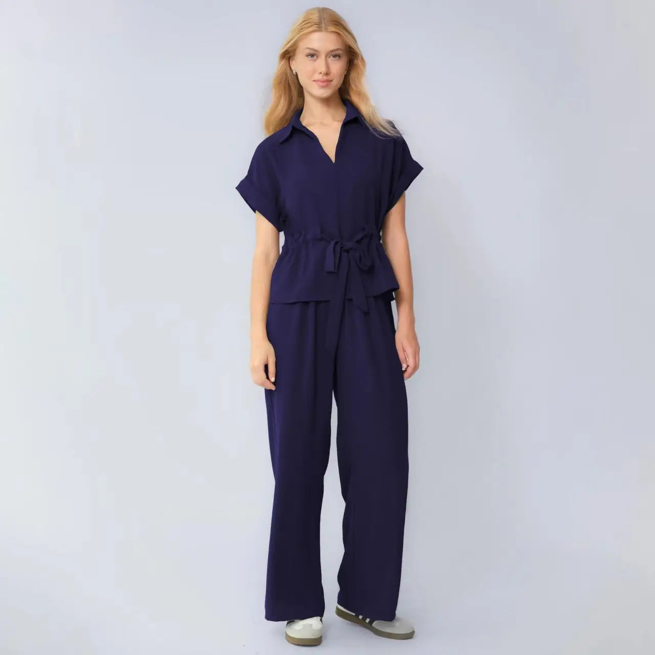 Conjunto Valena™ con Blusa de Lazada a la Cintura y Pantalón de Corte Amplio.