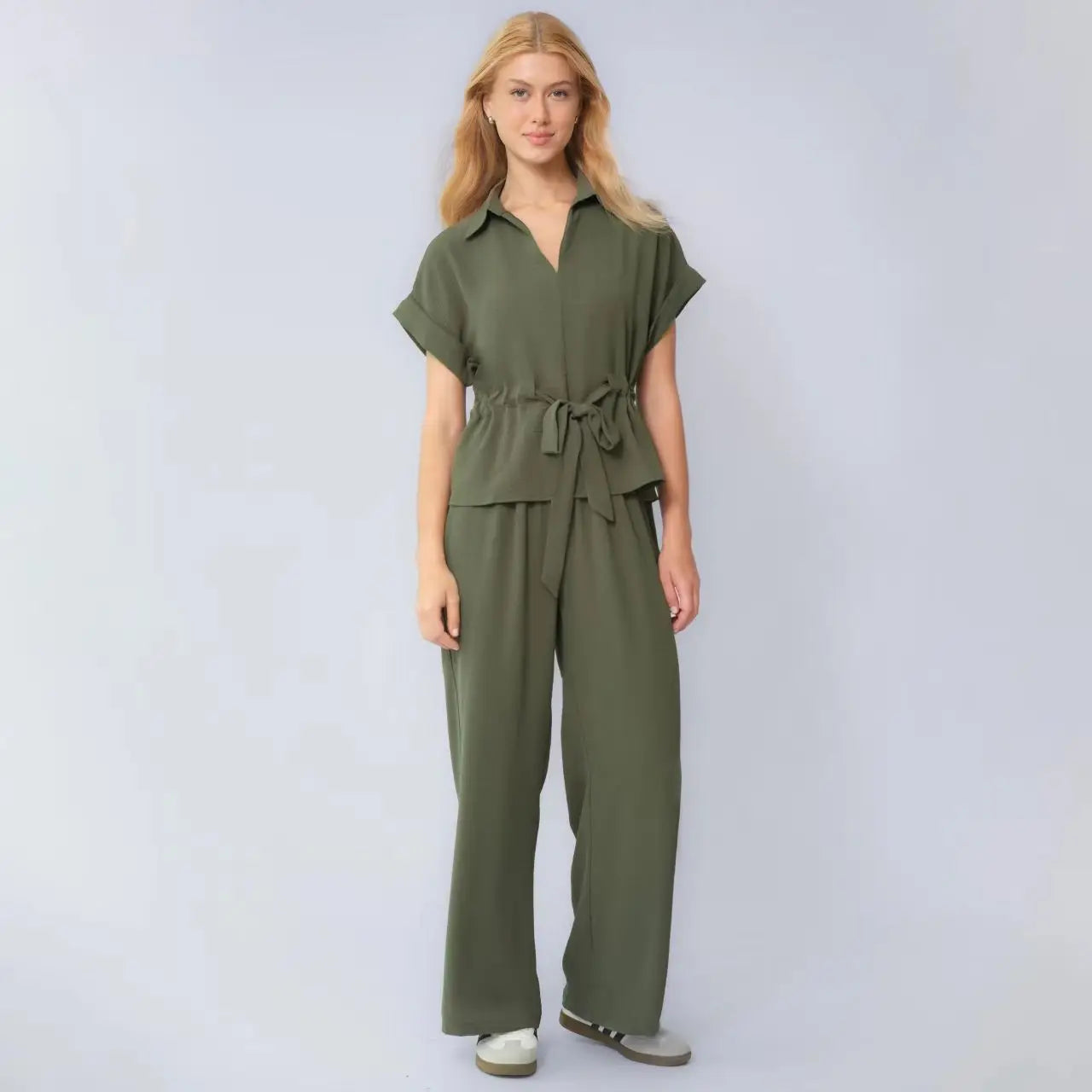 Conjunto Valena™ con Blusa de Lazada a la Cintura y Pantalón de Corte Amplio.