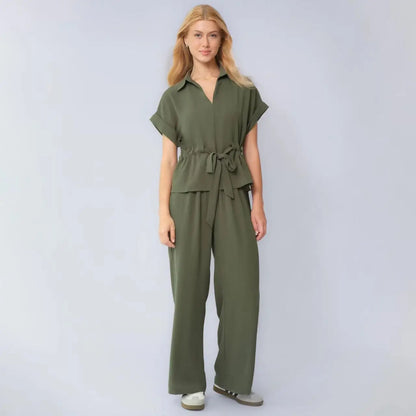 Conjunto Valena™ con Blusa de Lazada a la Cintura y Pantalón de Corte Amplio.