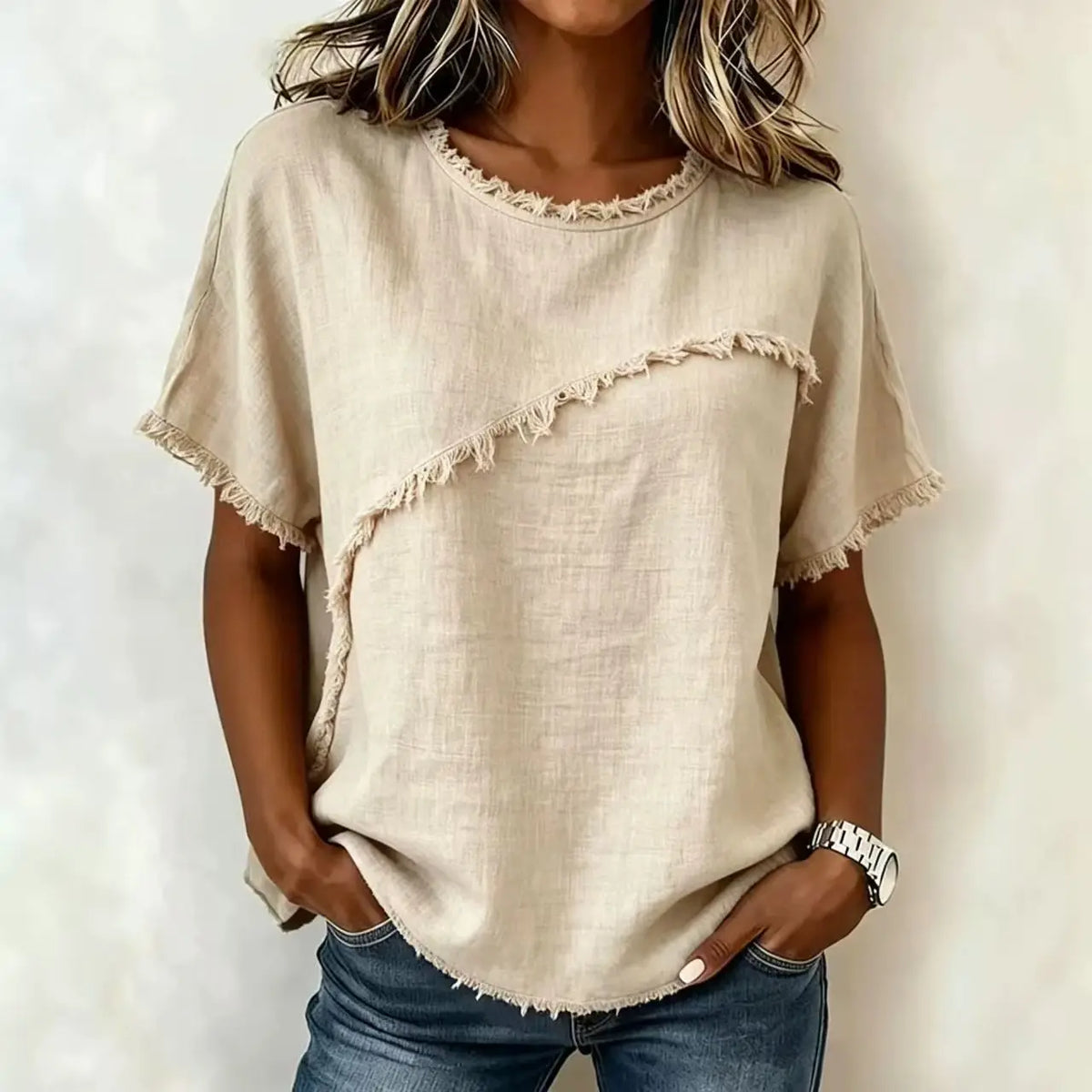 Blusa Verena™ con Corte Asimétrico y Acabado Deshilachado