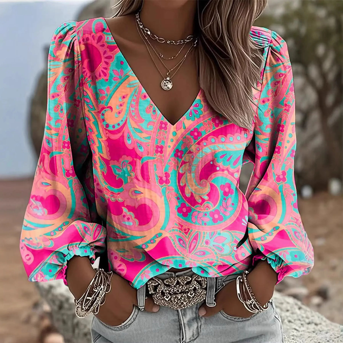 Blusa Ariela™ con Escote en V, Mangas Largas y Puños Fruncidos