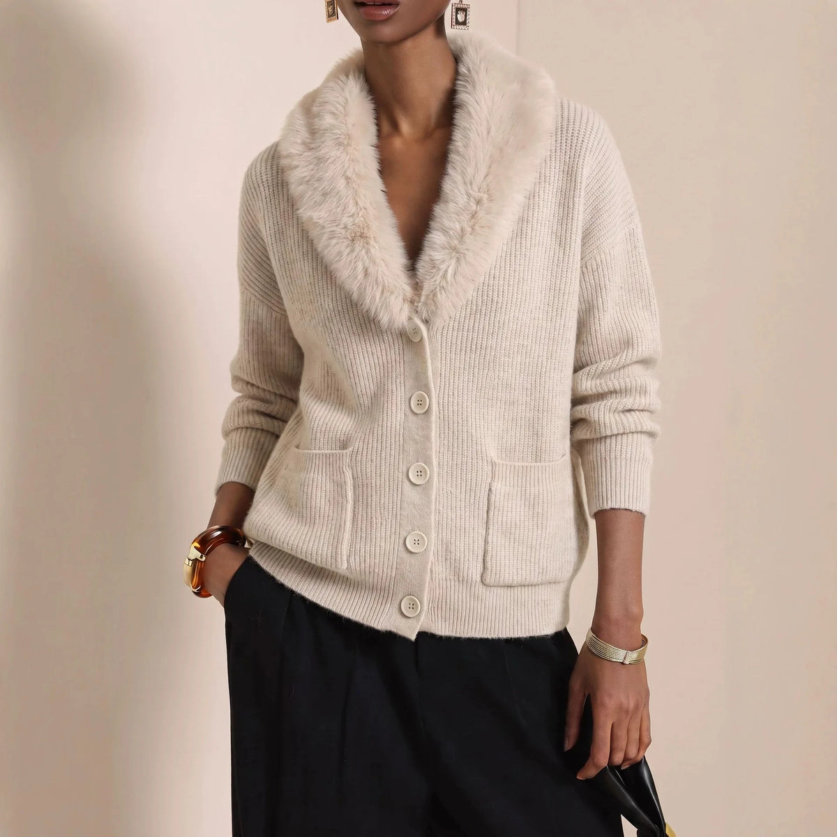 Cárdigan Marlena™ con Tricot Canelado, Cuello de Pelo y Bolsillos