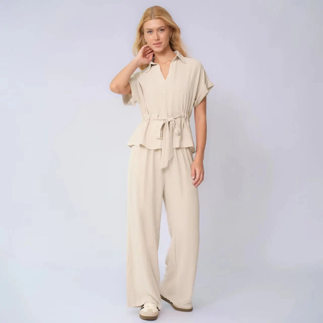 Conjunto Valena™ con Blusa de Lazada a la Cintura y Pantalón de Corte Amplio.