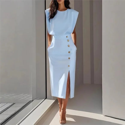 Vestido Maelle™ Midi Con Hombros Estructurados, Botones Laterales Y Abertura Frontal