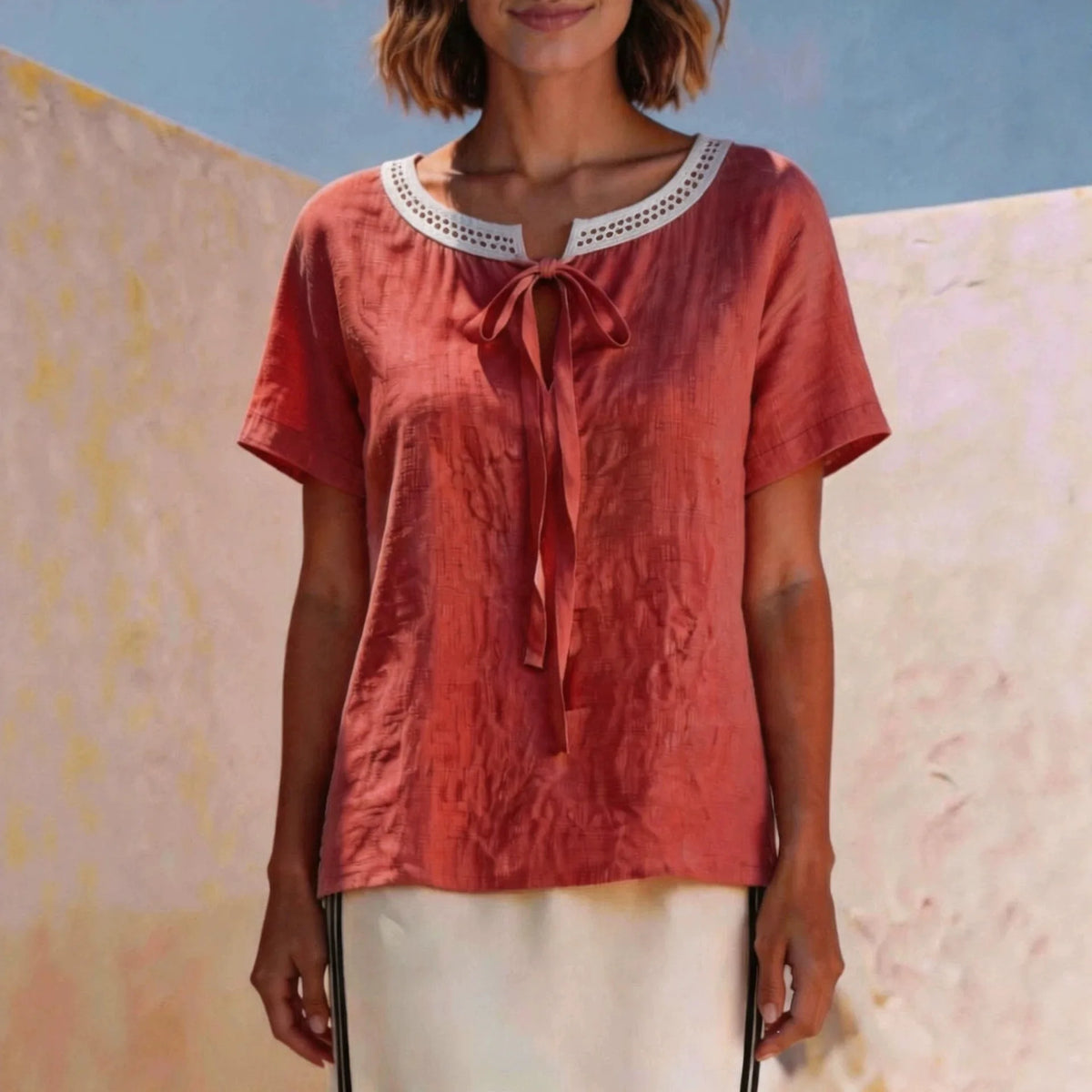Blusa Valisse™ con Lazo Delicado y Encaje Calado Artesanal en el Escote