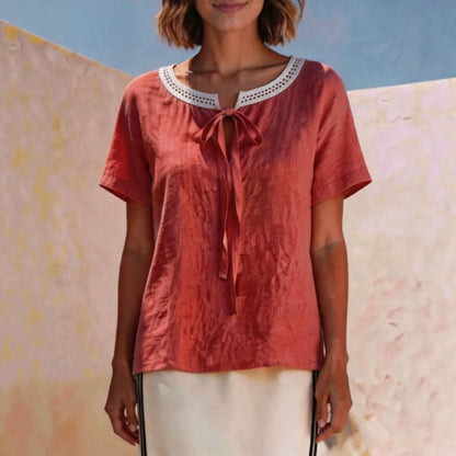 Blusa Valisse™ con Lazo Delicado y Encaje Calado Artesanal en el Escote