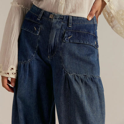 Pantalón de Mezclilla Carmelie™ con Frunces, Bolsillos Frontales con Solapa y Bajo Ajustable con Amarre