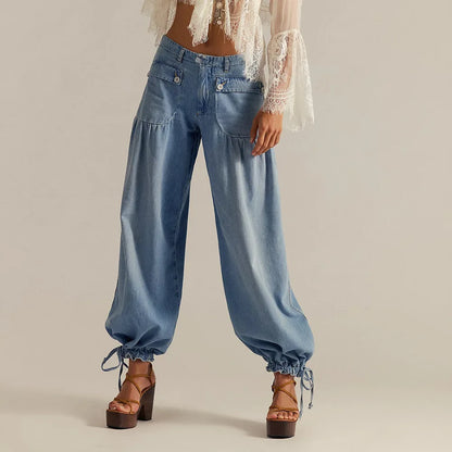 Pantalón de Mezclilla Carmelie™ con Frunces, Bolsillos Frontales con Solapa y Bajo Ajustable con Amarre
