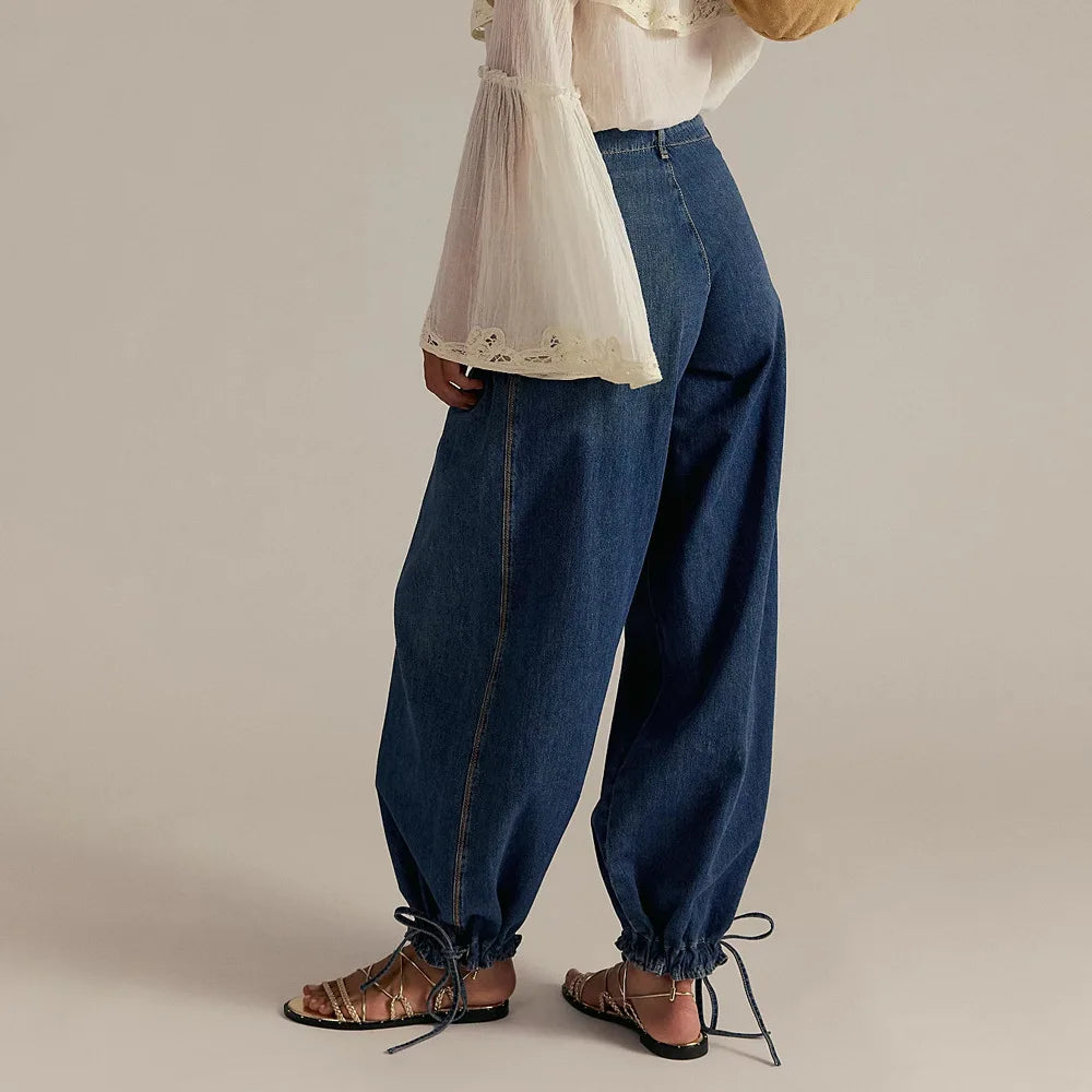 Pantalón de Mezclilla Carmelie™ con Frunces, Bolsillos Frontales con Solapa y Bajo Ajustable con Amarre