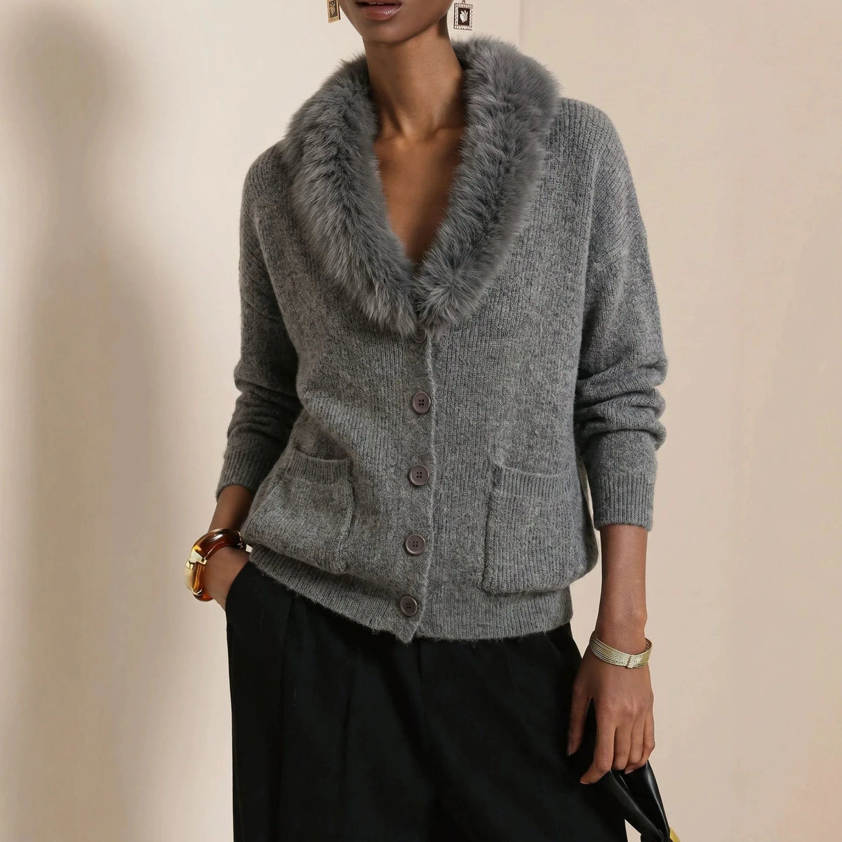 Cárdigan Marlena™ con Tricot Canelado, Cuello de Pelo y Bolsillos