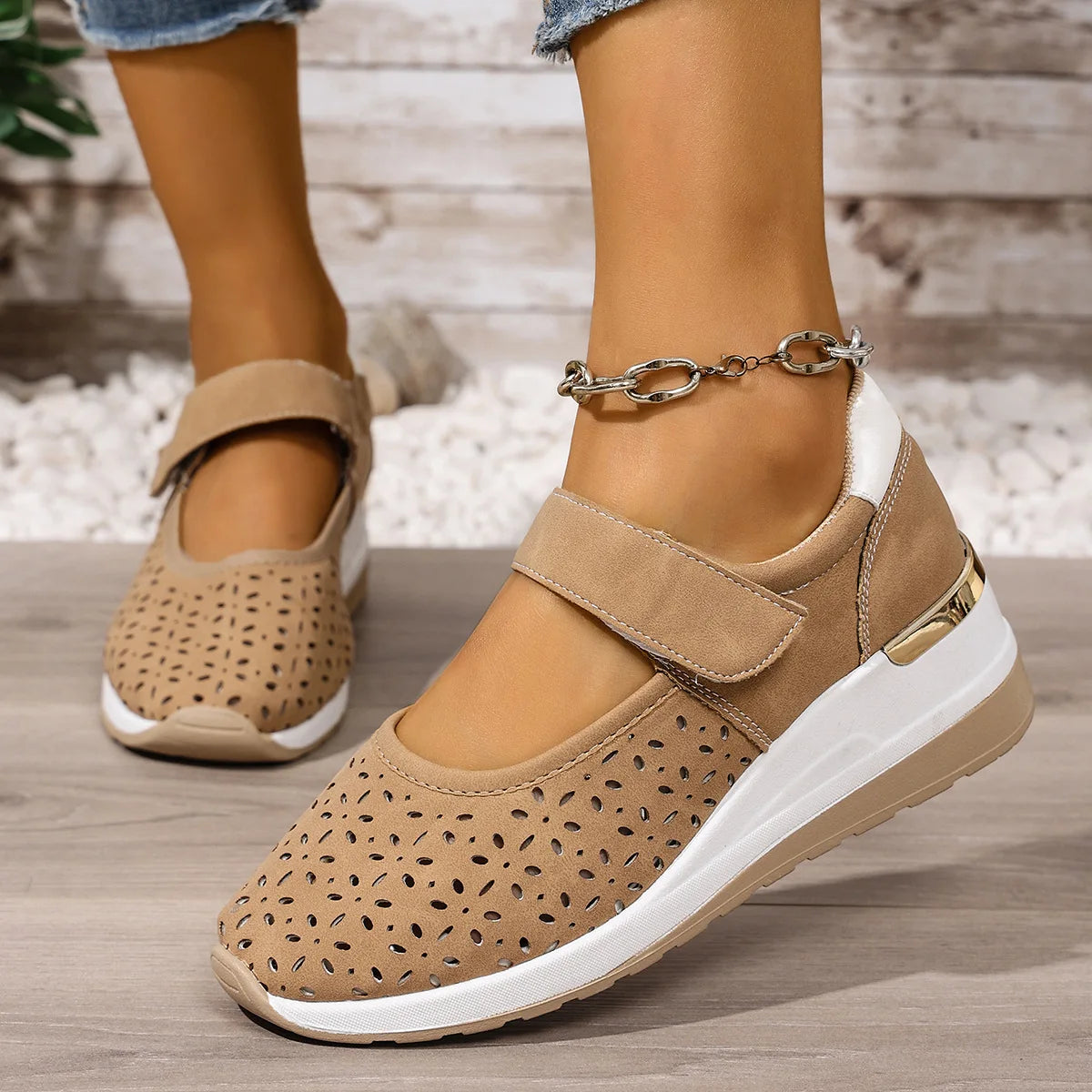 Tenis Calina™ con Empeine Perforado, Cierre Ajustable de Velcro y Suela Elevada