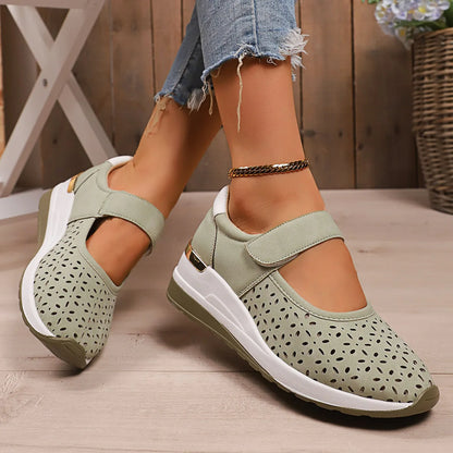 Tenis Calina™ con Empeine Perforado, Cierre Ajustable de Velcro y Suela Elevada