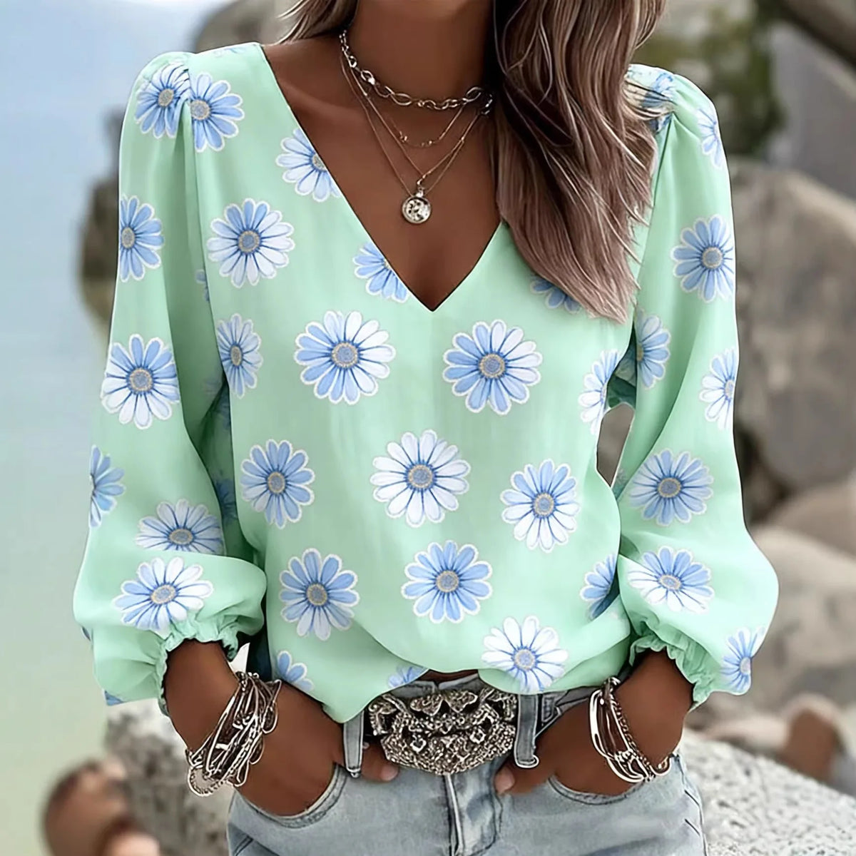 Blusa Ariela™ con Escote en V, Mangas Largas y Puños Fruncidos
