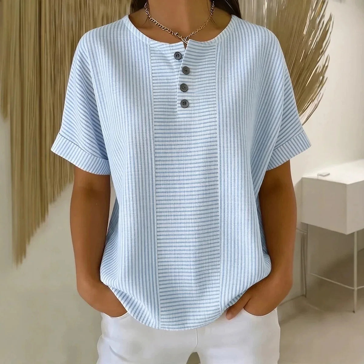 Camiseta Euddora™ Con Rayas Delicadas y Botones Frontales