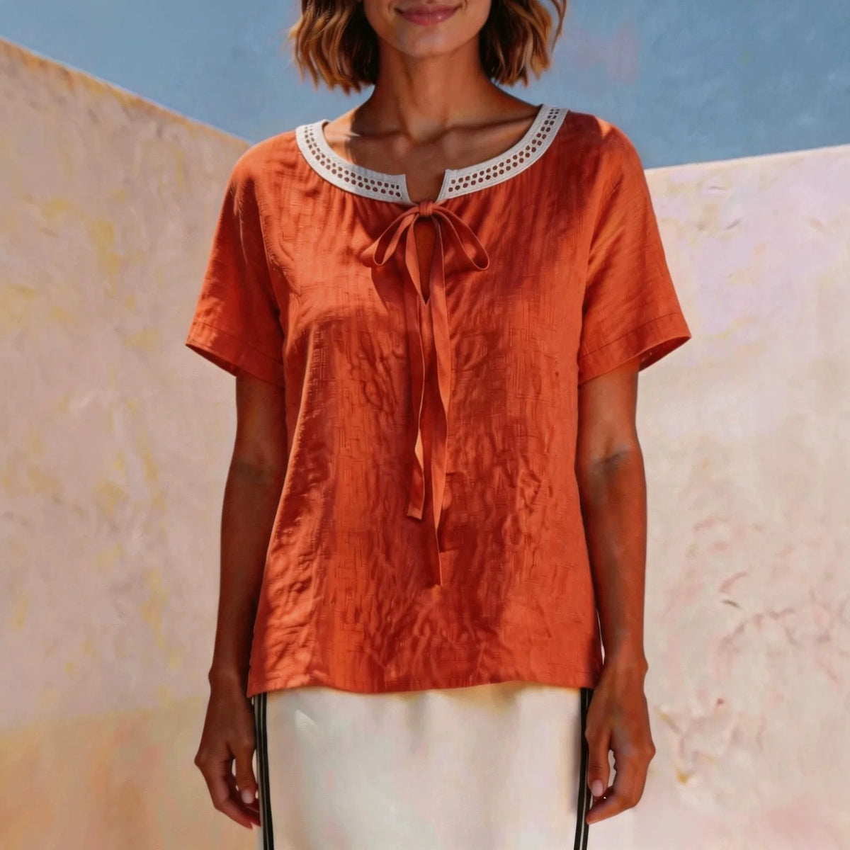 Blusa Valisse™ con Lazo Delicado y Encaje Calado Artesanal en el Escote