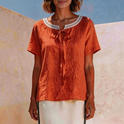 Blusa Valisse™ con Lazo Delicado y Encaje Calado Artesanal en el Escote