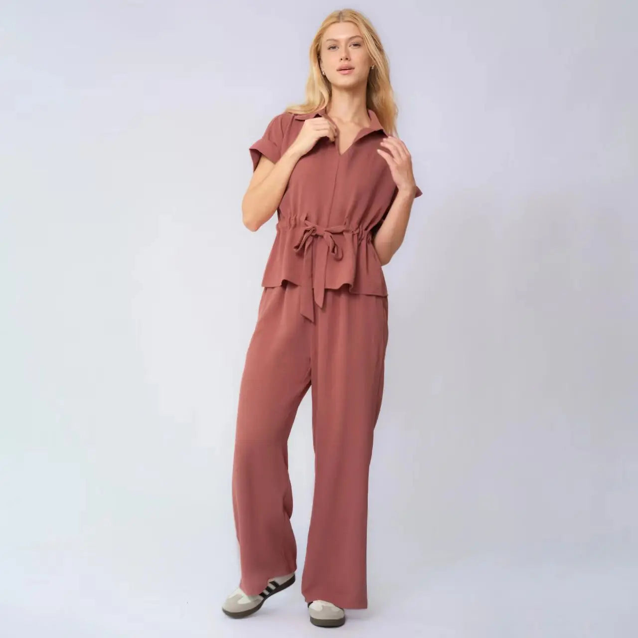 Conjunto Valena™ con Blusa de Lazada a la Cintura y Pantalón de Corte Amplio.