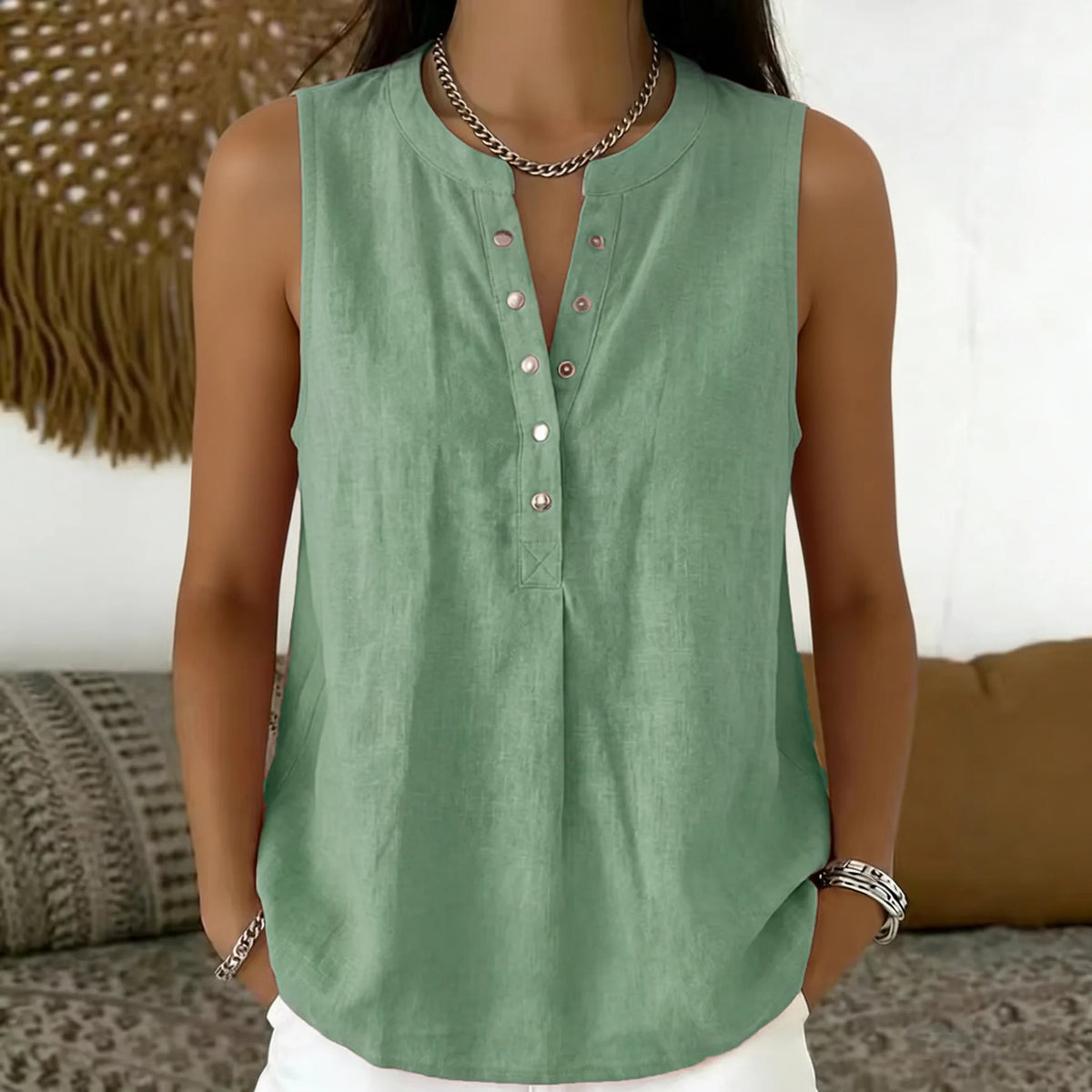 Blusa Laura™ con Botones Frontales, Cuello Redondo y Diseño Sin Mangas