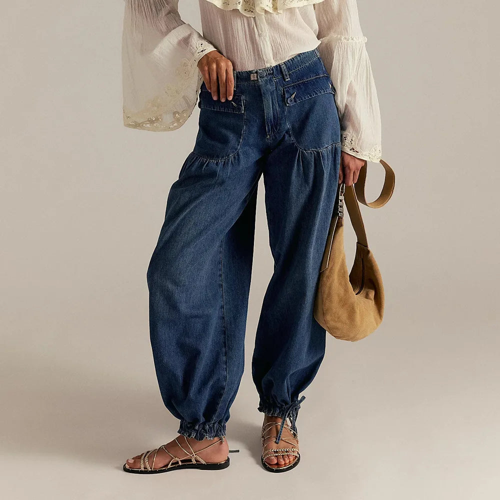 Pantalón de Mezclilla Carmelie™ con Frunces, Bolsillos Frontales con Solapa y Bajo Ajustable con Amarre