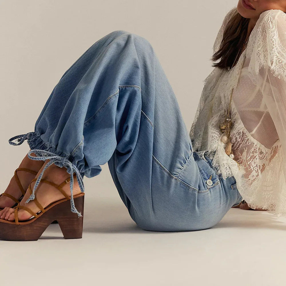 Pantalón de Mezclilla Carmelie™ con Frunces, Bolsillos Frontales con Solapa y Bajo Ajustable con Amarre