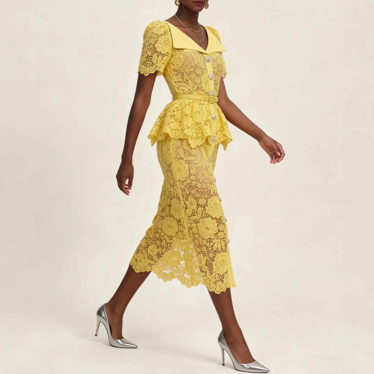 Vestido Marivelle™ con Encaje Floral, Peplum y Botones Ornamentales
