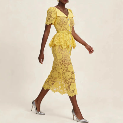 Vestido Marivelle™ con Encaje Floral, Peplum y Botones Ornamentales