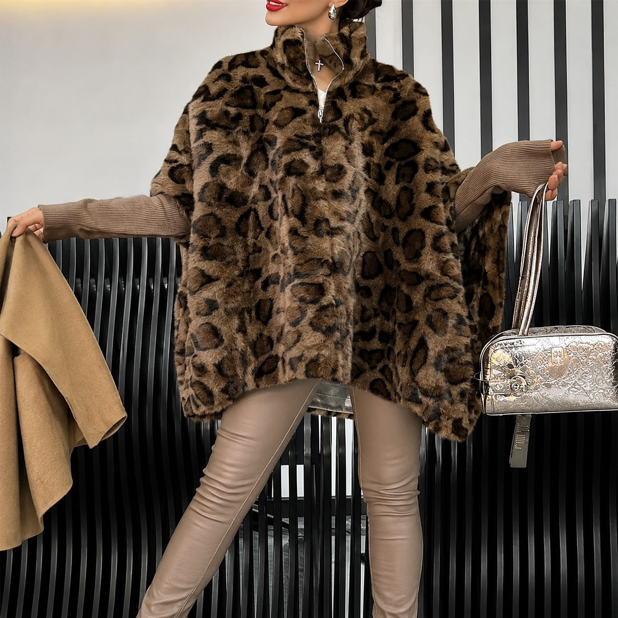 Capa Marais™ con Estampado Animal y Mangas Integradas