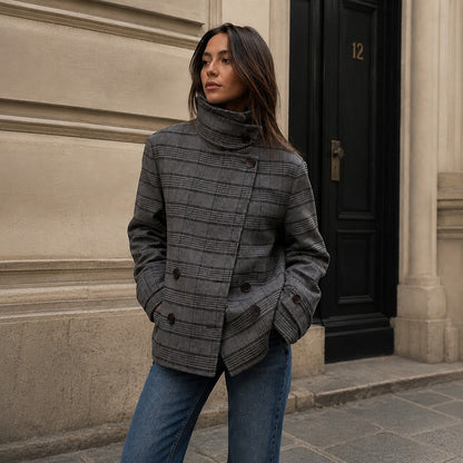 Chaqueta Nolene™ con Cuello Alto Estructurado, Cierre Cruzado y Estampado de Cuadros
